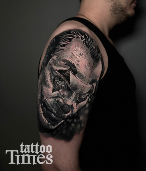 Тату портрет Джокера на плече