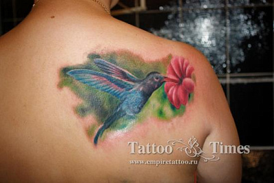 Татуировка колибри с цветком
