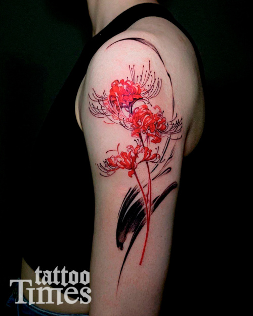 Тату ликорис на плече