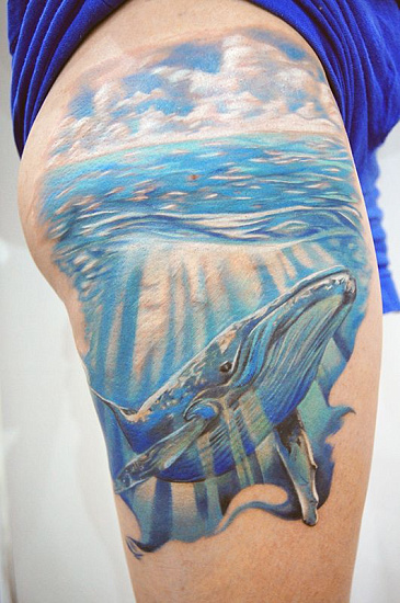 Татуировка голубой кит в волнах