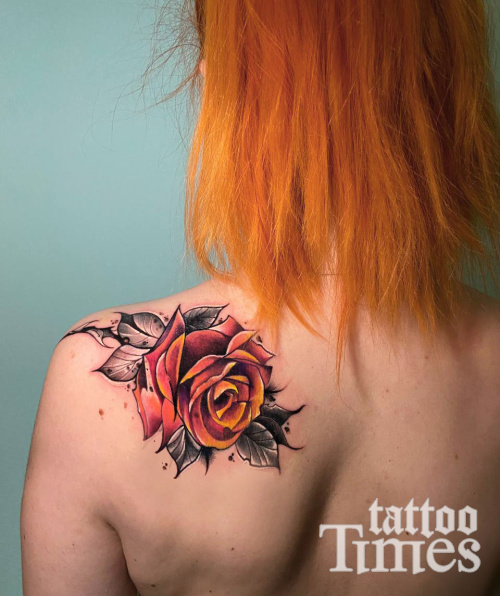 Тату роза на лопатке