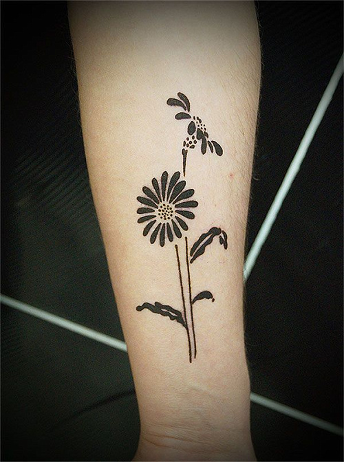 Временное тату цветок на руке