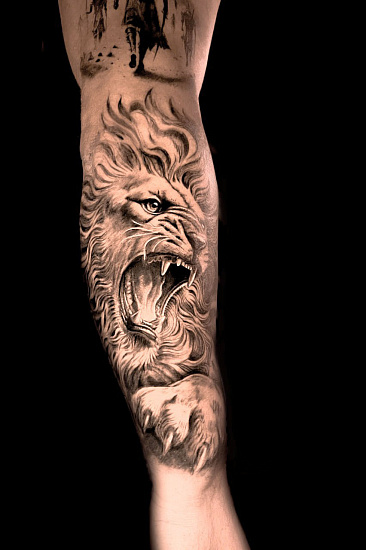 Тату рычащий тигр на руке