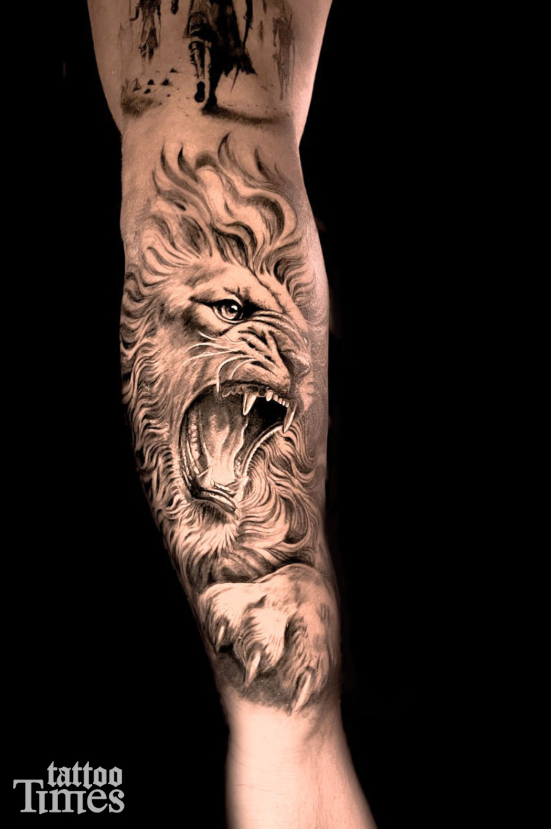 Тату рычащий тигр на руке