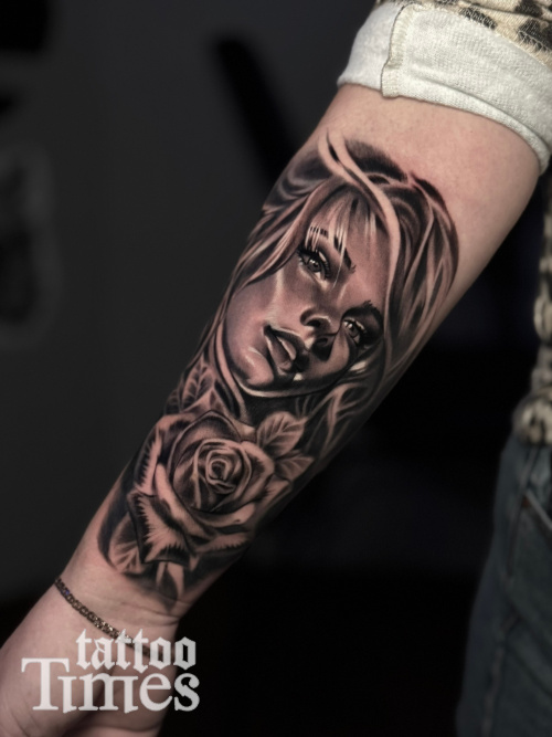 Тату портрет девушки с розой