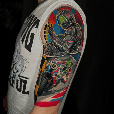 Тату мотогонщик с мотоциклом