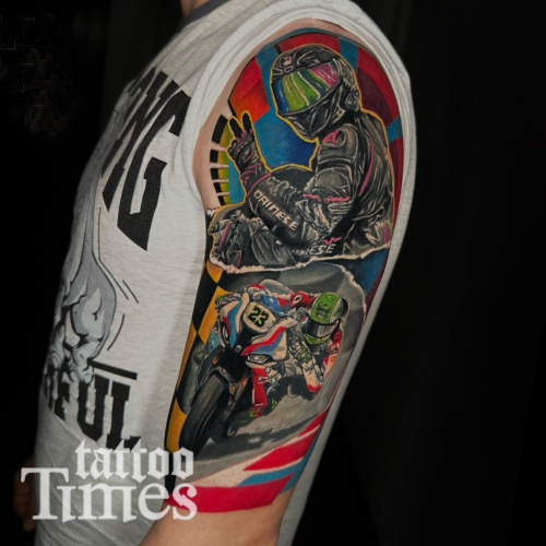 Тату мотогонщик с мотоциклом