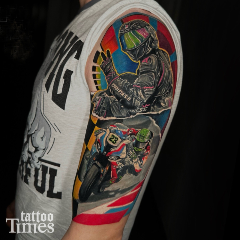 Тату мотогонщик с мотоциклом