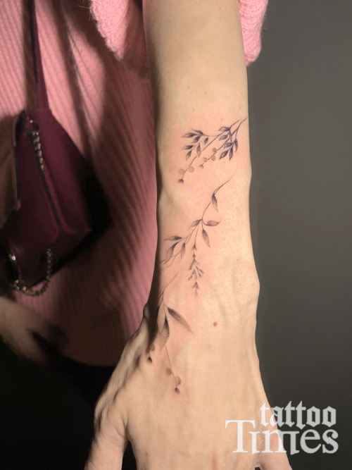 Тату ботаника на руке