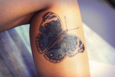 Татуировка бабочка на ноге