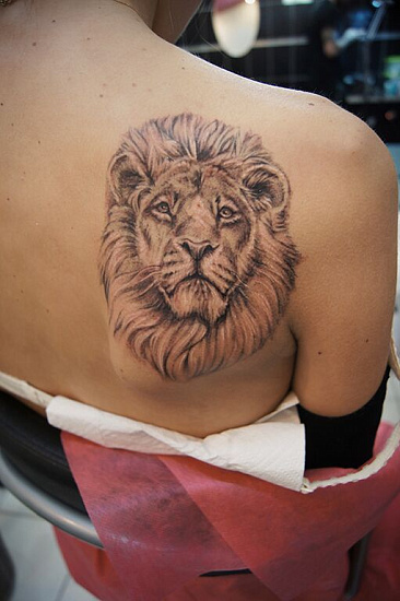 Татуировка лев на спине
