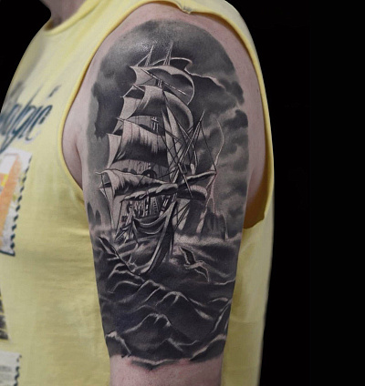 Тату корабль на плече