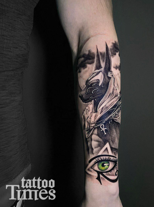 Тату анубис и глаз гора