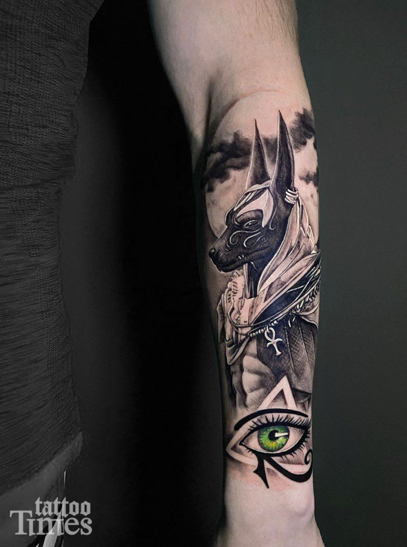 Тату анубис и глаз гора