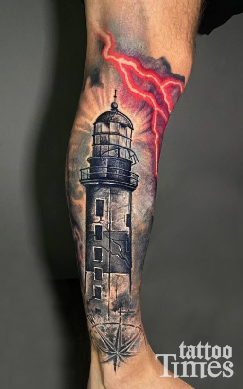 Тату маяк и молния