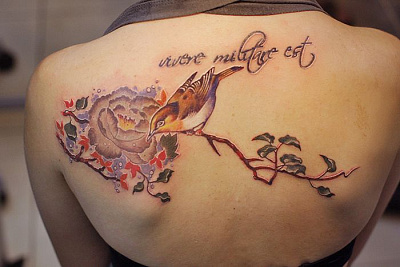 Татуировка птица на ветке с цветком