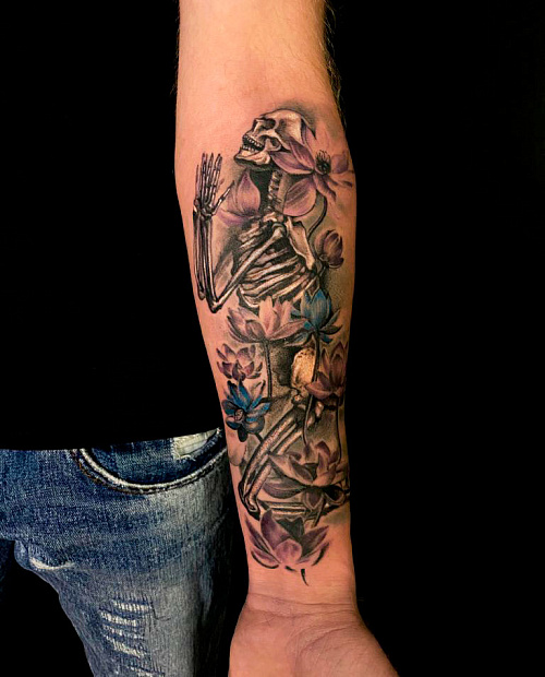 Тату череп с цветами