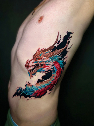 Тату дракон на ребрах