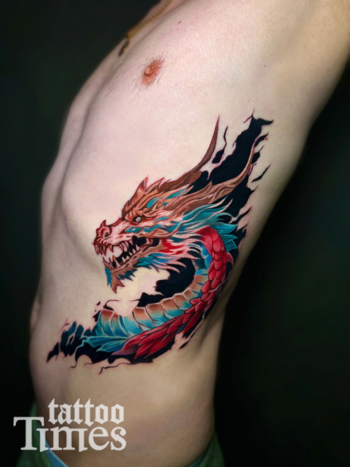 Тату дракон на ребрах