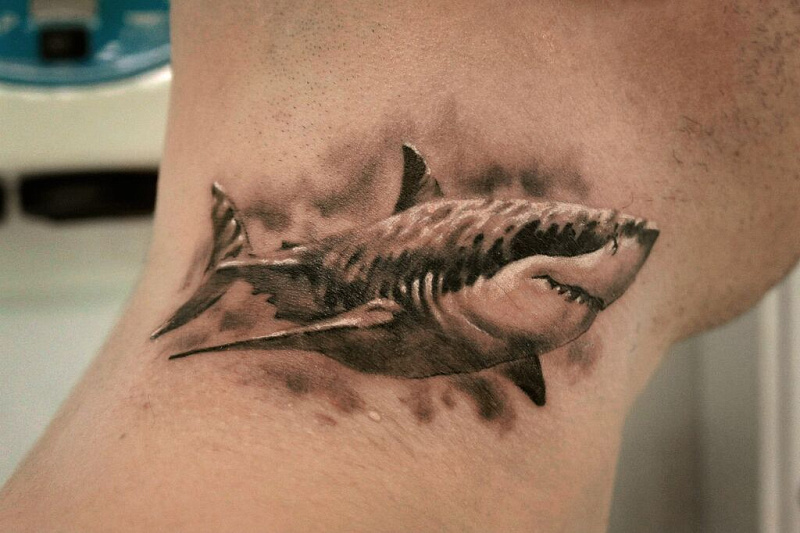 Татуировка акула на шее