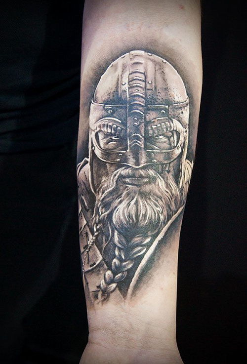 Тату викинг на предплечье