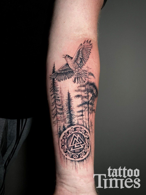 Тату ворон и лес