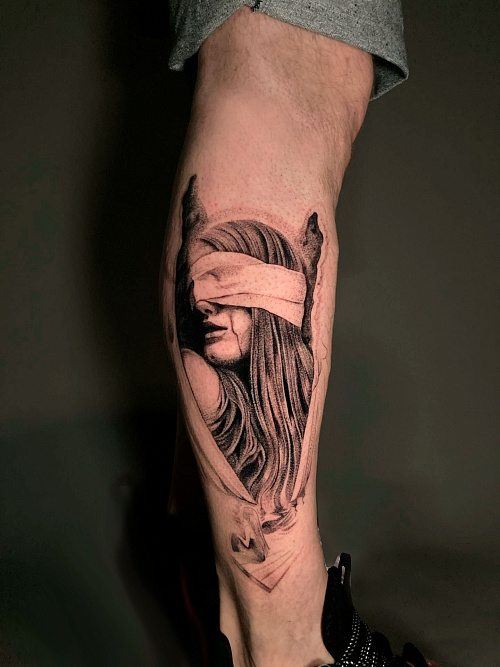 Татуировка Фемида на ноге