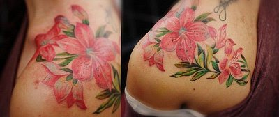 Татуировка лилии на плече