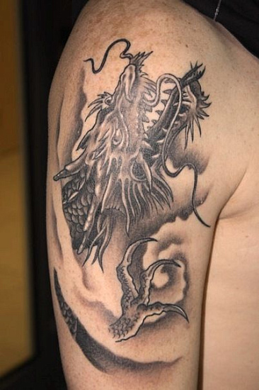 Татуировка на плече китайского дракона