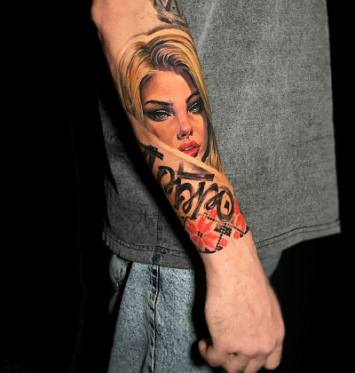 Тату портрет девушки и надпись