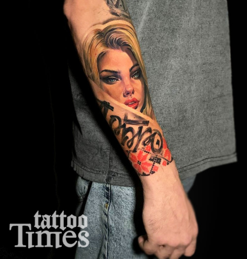 Тату портрет девушки и надпись