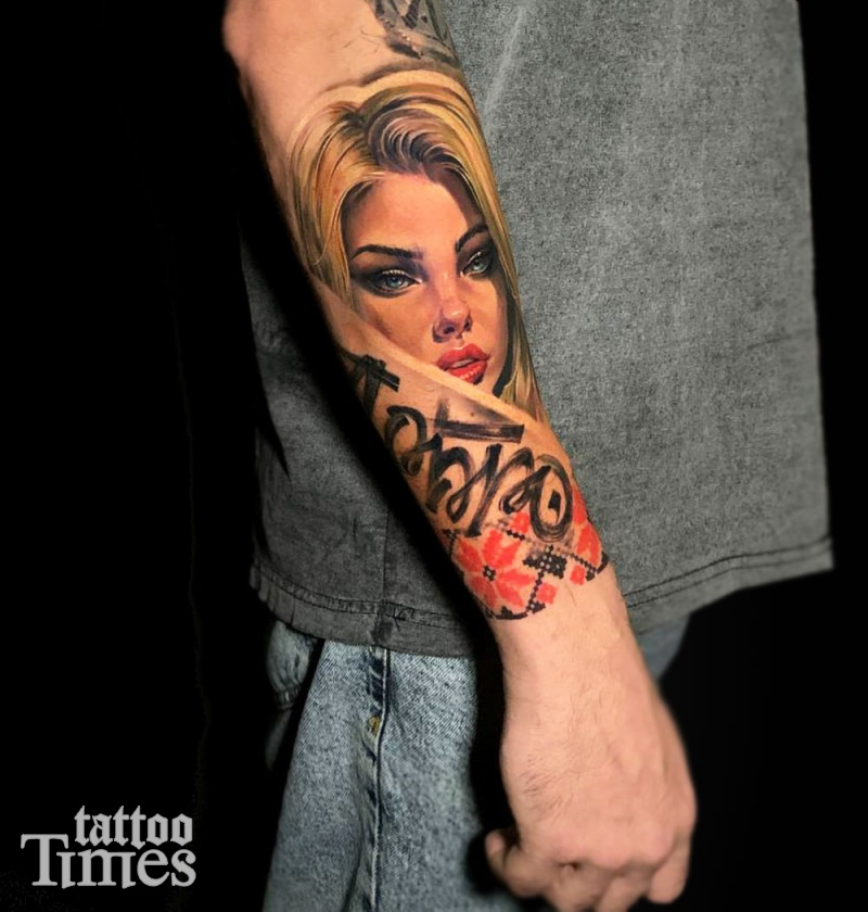 Тату портрет девушки и надпись