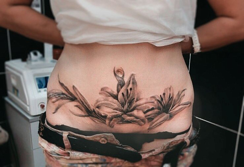 Тату лилии на животе (перекрытие шрама)