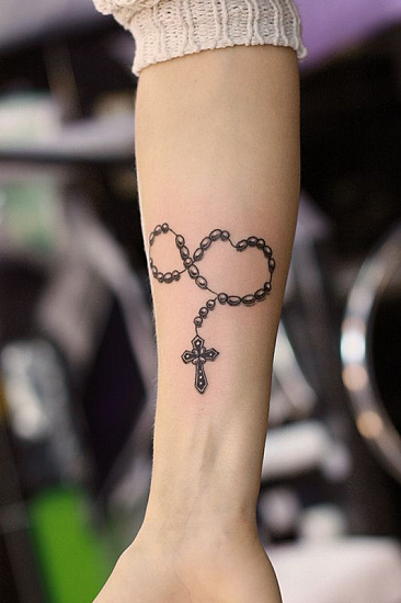 Татуировка цепочка с крестом