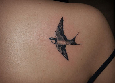 Татуировка летящая ласточка