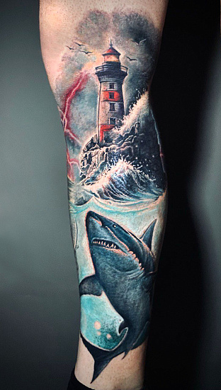Тату маяк и акула