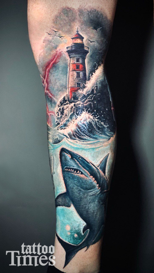 Тату маяк и акула