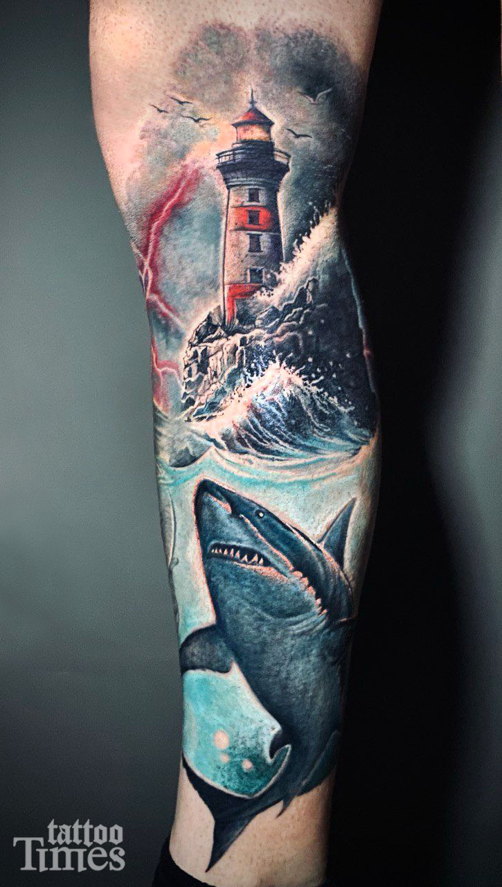 Тату маяк и акула