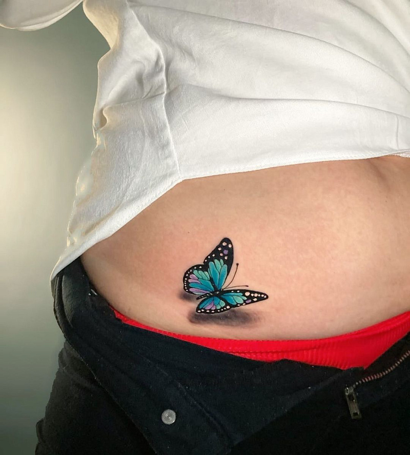Татуировка бабочка на животе