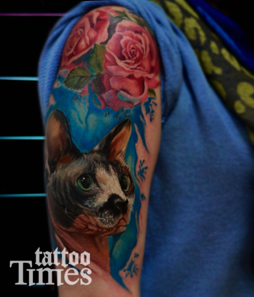 Тату сфинкс и розы