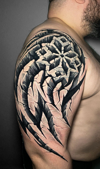 Татуировка трайбл в камне