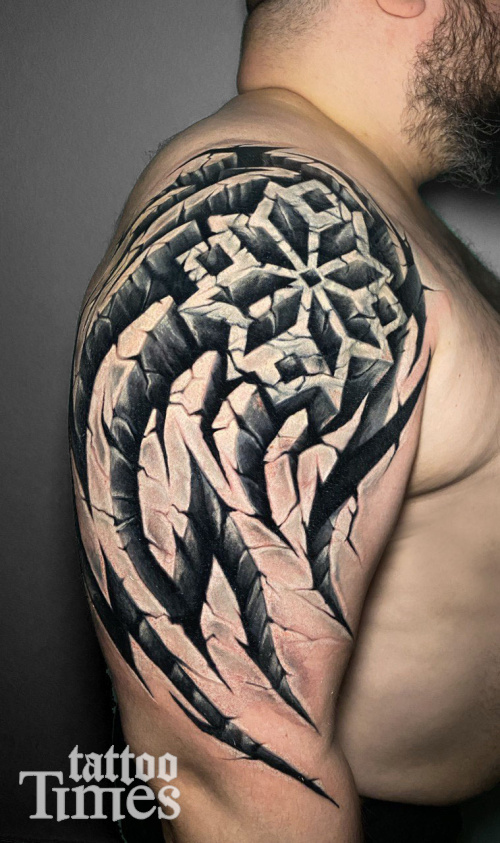 Татуировка трайбл в камне