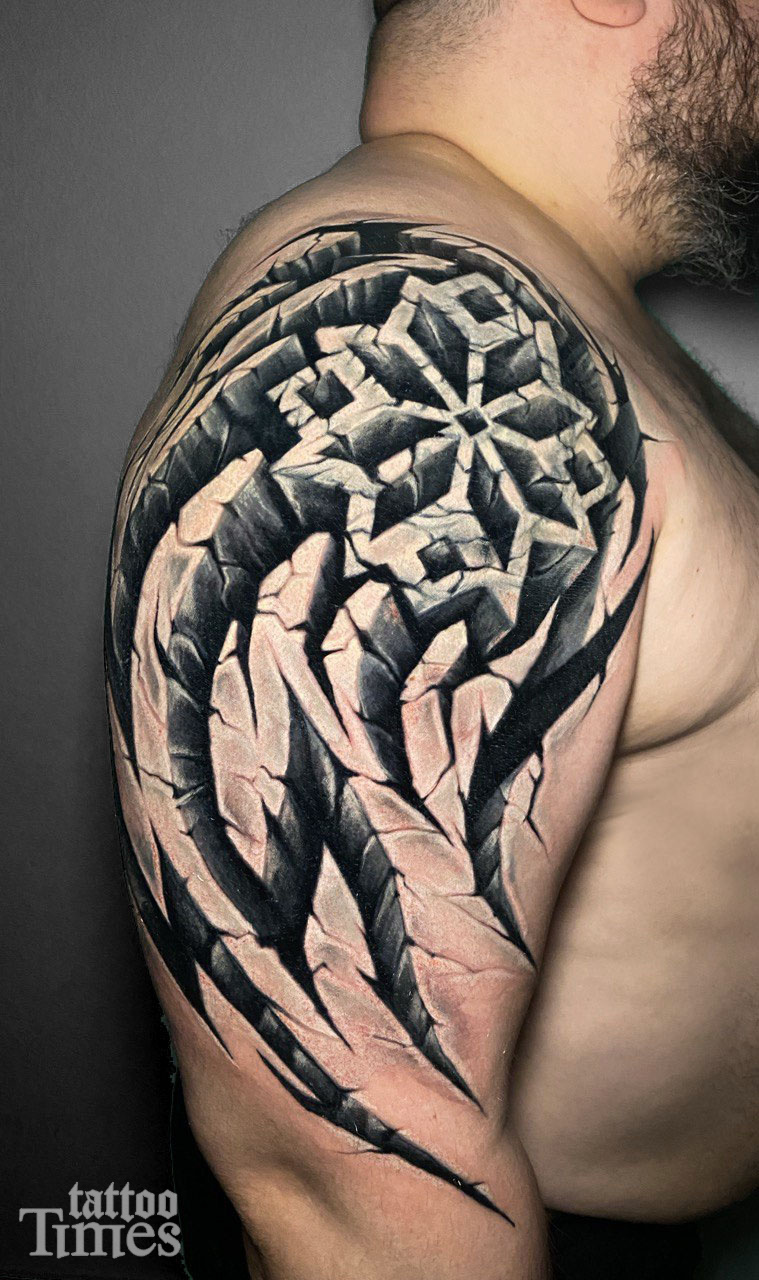 Татуировка трайбл в камне