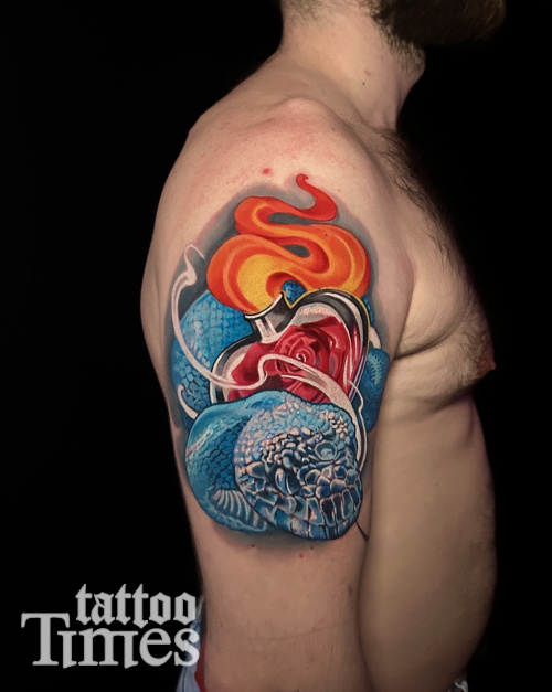 Тату змея и сосуд с огнем