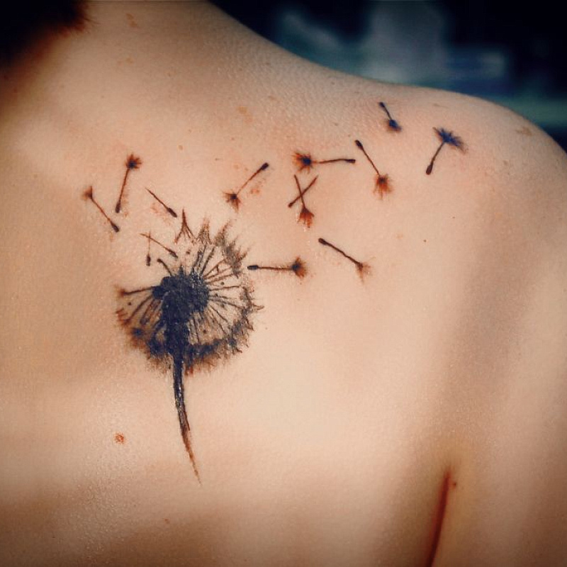 Татуировка разлетающийся одуванчик