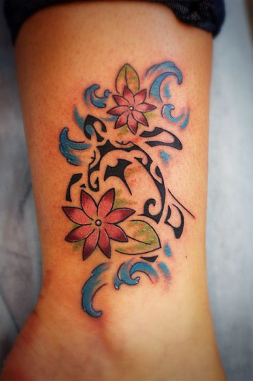 Татуировка Черепаха Полинезия и цветы