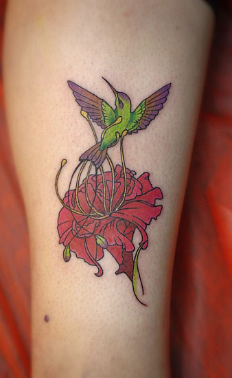 Татуировка колибри на цветке