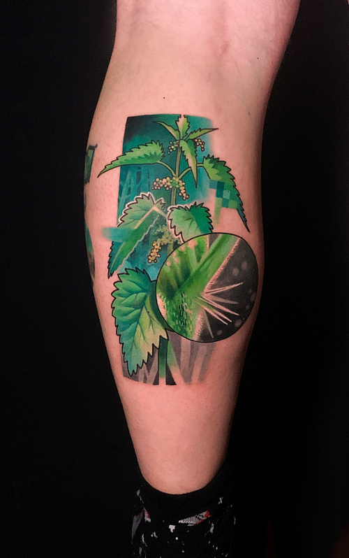 Тату крапива на ноге