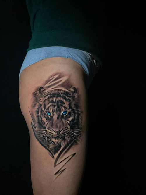 Тату тигр на бедре