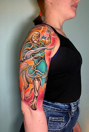 Тату кентавр на плече